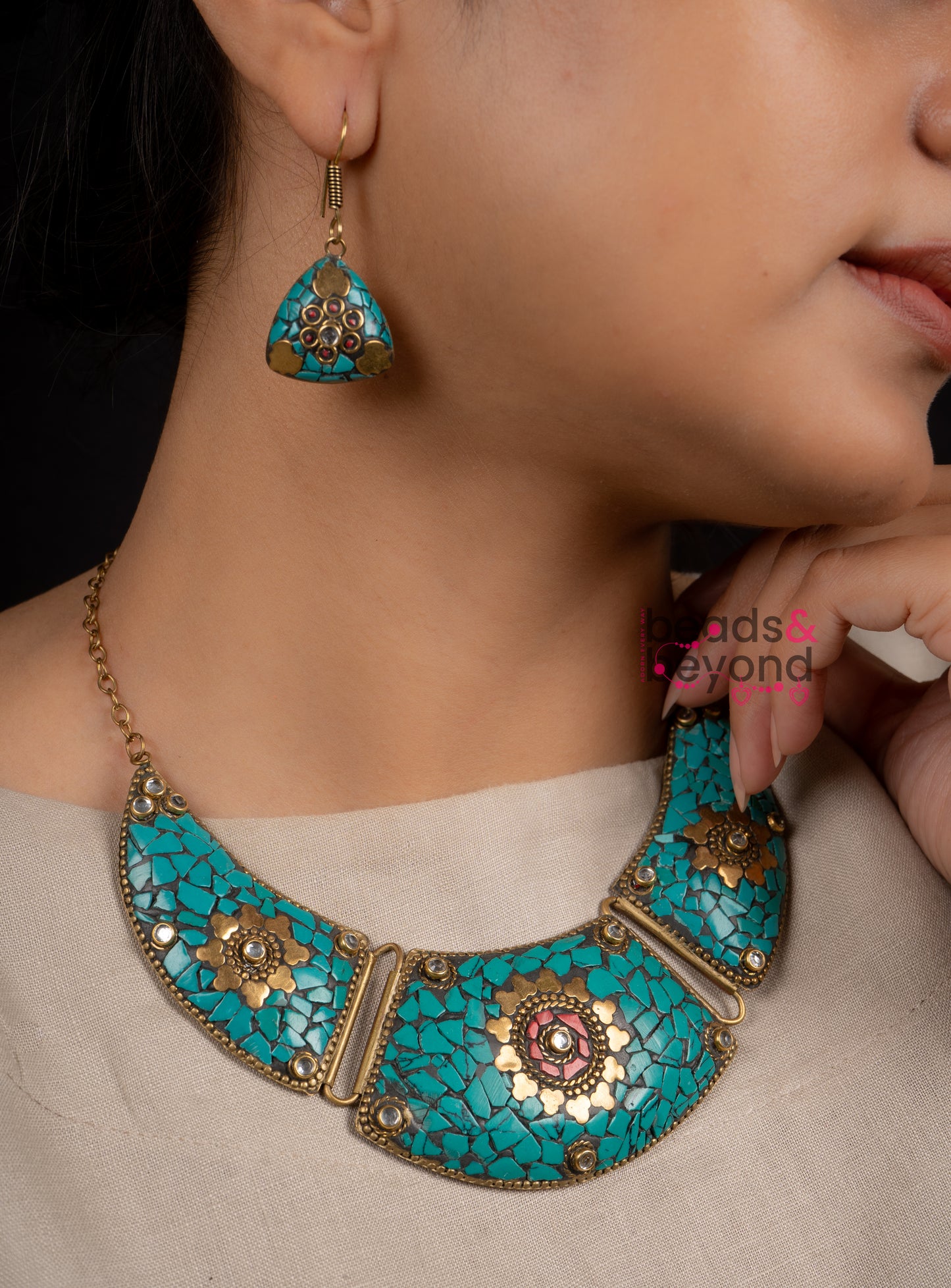 Vivita Collar Necklace