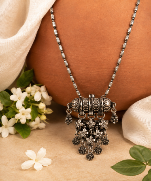 Vinatge Leafy Pendant Necklace