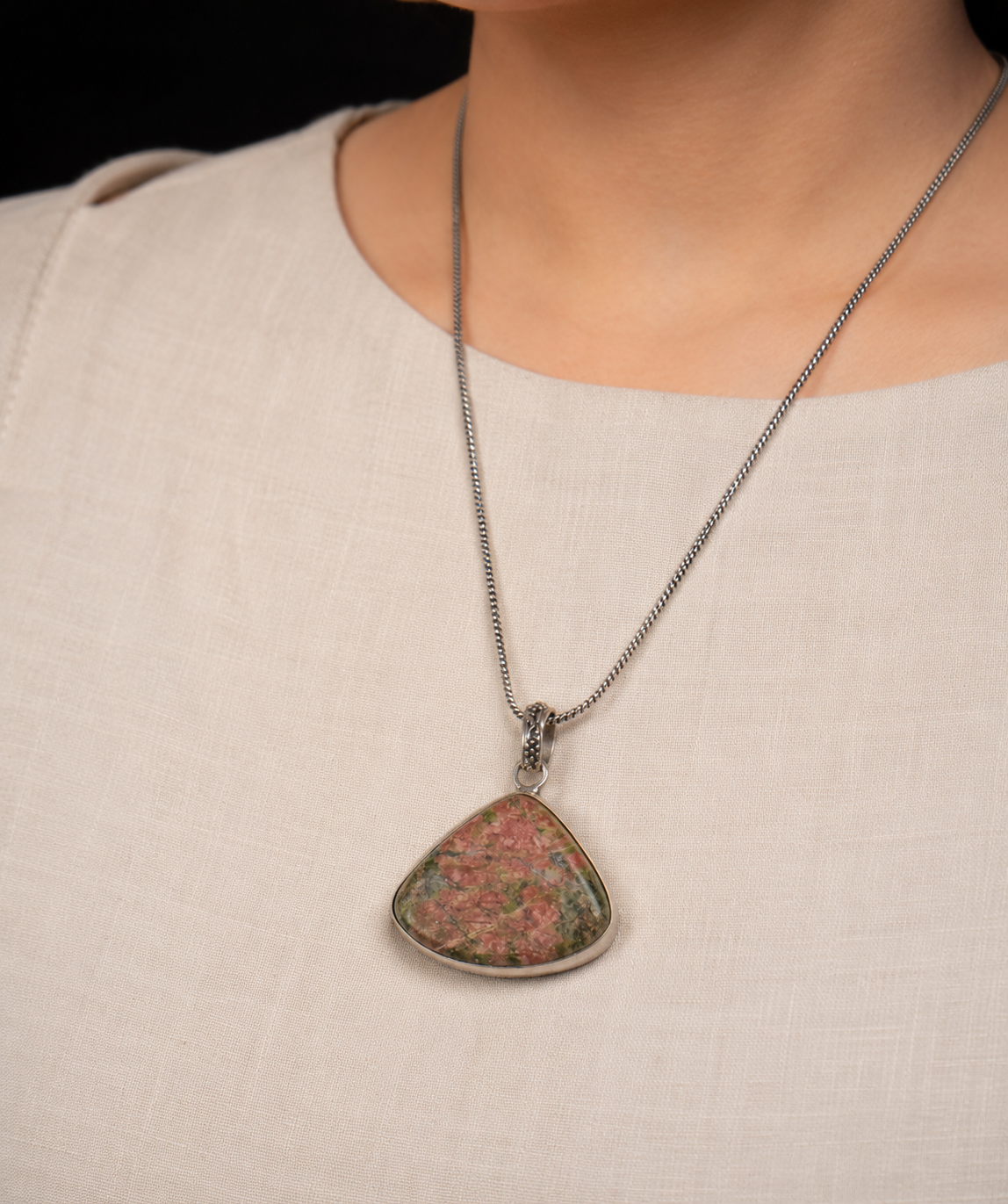 Manya Pendant Necklace