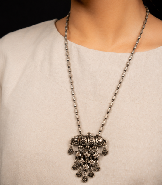 Vinatge Leafy Pendant Necklace