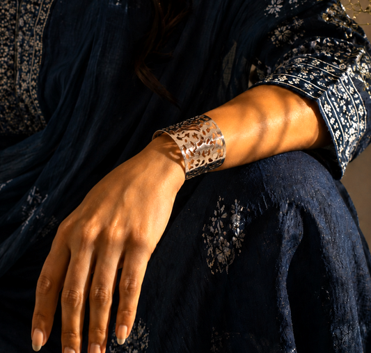 Mathaya Handcuff