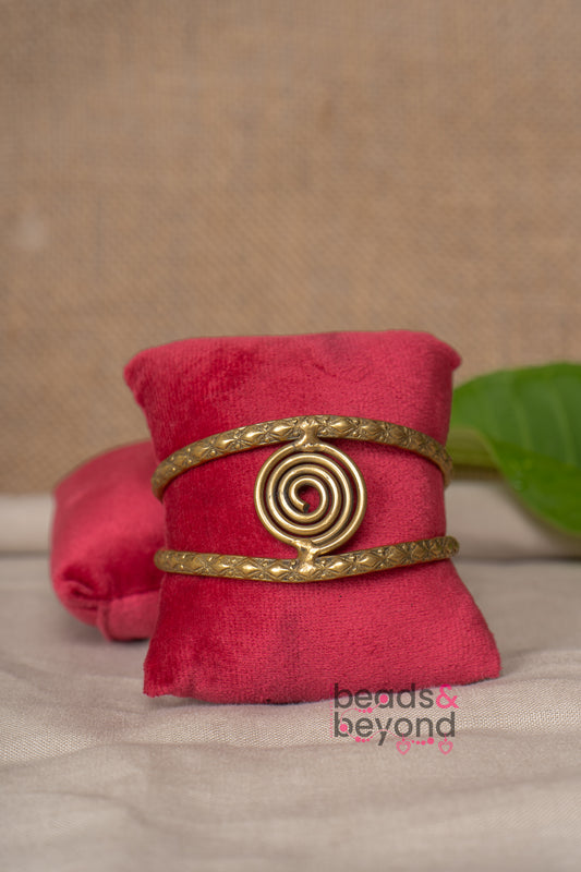 Geometric spiral Kada