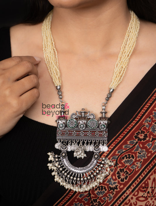 Uyanti Long Necklace