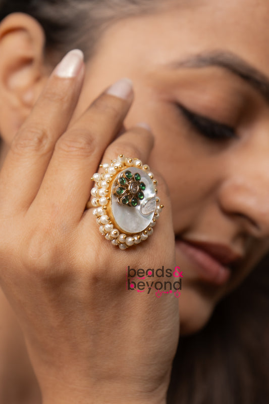 Motii Ring wit Mother of Pearl