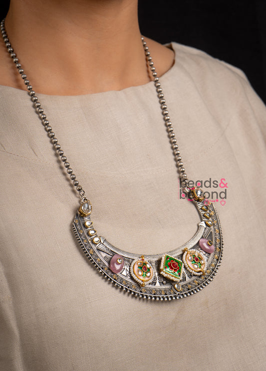 Kissat Long Necklace